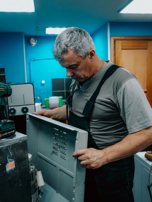 Teknisi sedang memeriksa perangkat elektronik